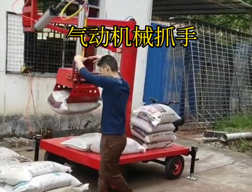 彝良县机械抓手青储搬运机处理彝良县酒糟抓斗机械抓手操作方便吗机械臂搬运液压抓沙